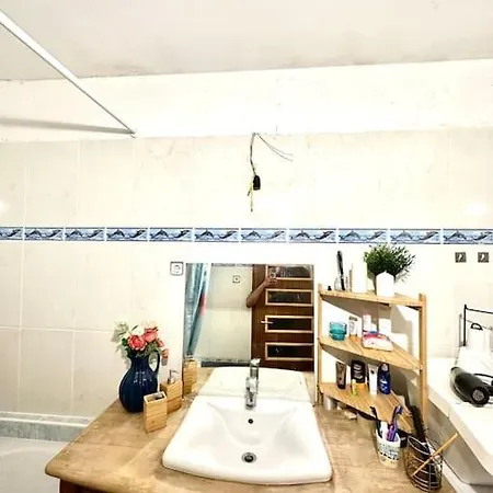 Your Friendly Host In דירה *