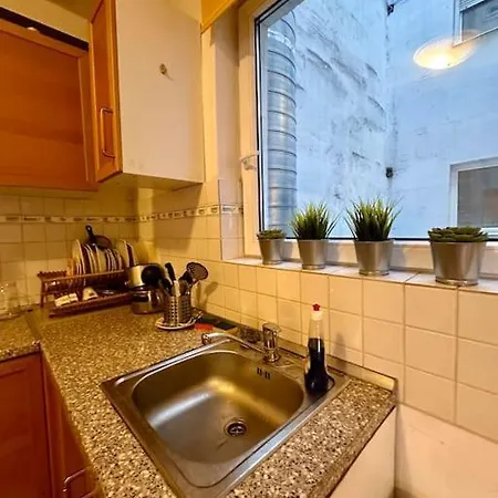 Your Friendly Host In * Βουδαπέστη